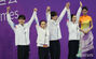 表彰台に集まった韓中日の競泳混合メドレーの選手たち