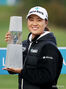 LPGA：優勝トロフィーを手にしたミンジ・リー＝BMW女子選手権