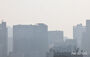 PM2.5注意報、白くかすんだ南山タワー
