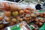 ▲ソウル市内の大型スーパーで販売中のトマト。2月25日撮影。／キム・ミョンニョン記者