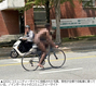 ▲22日にコミュニティーサイトに投稿された写真。男性が全裸で自転車に乗っている。／インターネットのコミュニティーサイト