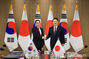 握手する尹大統領と日本の岸田首相　／ソウル