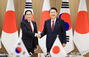 握手する尹大統領と日本の岸田首相　／ソウル
