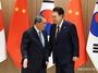 握手する尹大統領と中国の李強首相　／ソウル