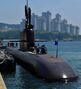 ▲韓国海軍の3000トン級新型潜水艦「安武」が6月11日、釜山作戦基地で出航準備をしているところ。韓国海軍は同日、攻撃能力を備えた北朝鮮の潜水艦が潜入したと想定し、これを探索・撃滅する訓練を行った。／韓国海軍