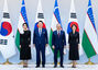 記念撮影する韓国・ウズベキスタン首脳夫妻