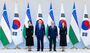 記念撮影する韓国・ウズベキスタン首脳夫妻