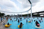 オープンして初の週末、にぎわうトゥクソム漢江公園プール　／ソウル
