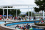 オープンして初の週末、にぎわうトゥクソム漢江公園プール　／ソウル