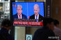 米国大統領選初のテレビ討論会を見守る市民