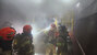 ▲1日未明、ソウル地下鉄の大峙駅で煙の出た作業車に放水する消防隊員。