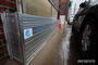 低地帯の住宅に設置された水害予防用の浸水防止板