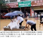 胸の高さまで水が来ているのに…洪水の最中に結婚式を挙げた中国人夫婦が話題に