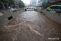 大雨で清渓川が氾濫　／ソウル