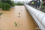 豪雨で水位が上昇した烏山川