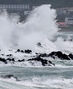 台風3号の影響で済州・西帰浦の海岸に押し寄せる高波