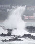 台風3号の影響で済州・西帰浦の海岸に押し寄せる高波