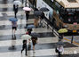 台風9号の影響で雨が降る中　出勤する人々　／ソウル