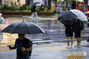 台風9号の影響で雨が降る中　出勤する人々　／ソウル