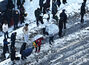 首都圏で大雪、出勤のためバスを待つ市民たち