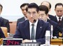 ▲金竜顕国防相（当時）が11月28日午前、ソウル市汝矣島の韓国国会で開かれた国防委員会全体会議に出席して考え込んでいる様子。／ニュース1