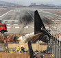 ▲「済州航空着陸事故」が起こった全羅南道務安郡の務安国際空港滑走路。滑走路上には前日事故機が胴体着陸を行った際の黒い「スキッドマーク」（急ブレーキ時に道路に残る跡）が鮮明に見える。30日撮影。／チャン・リョンソン記者